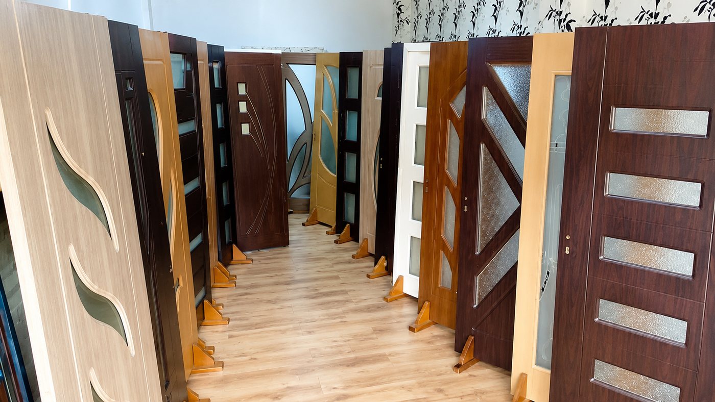 Modele de usi expuse in showroom-ul din Pitesti